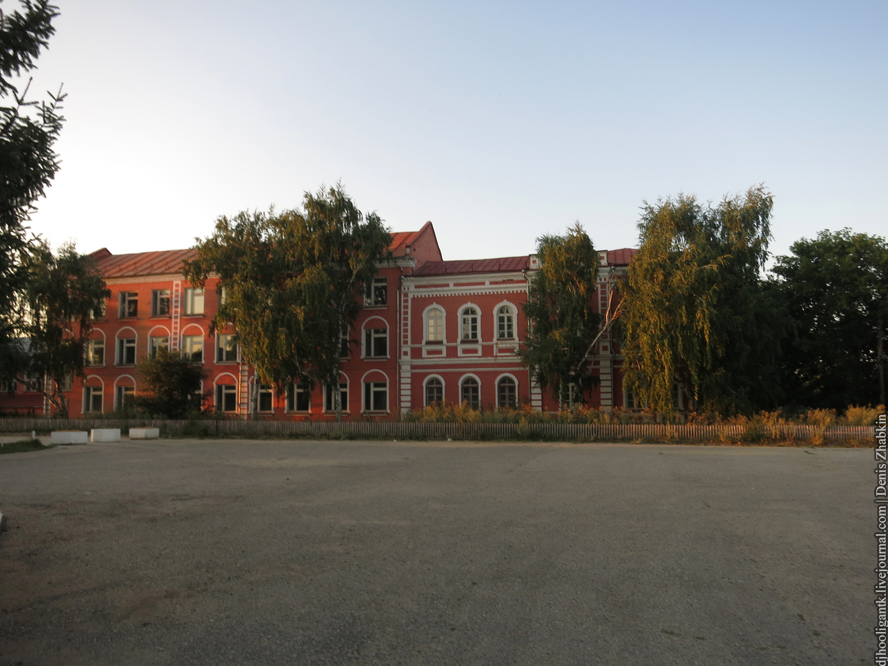 Здание Воскресенской средней школы (в центре села) современное фото
